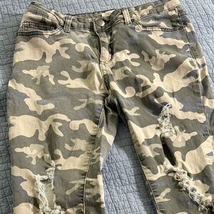 Easel - size medium - women’s distressed skinny jeans - camo style